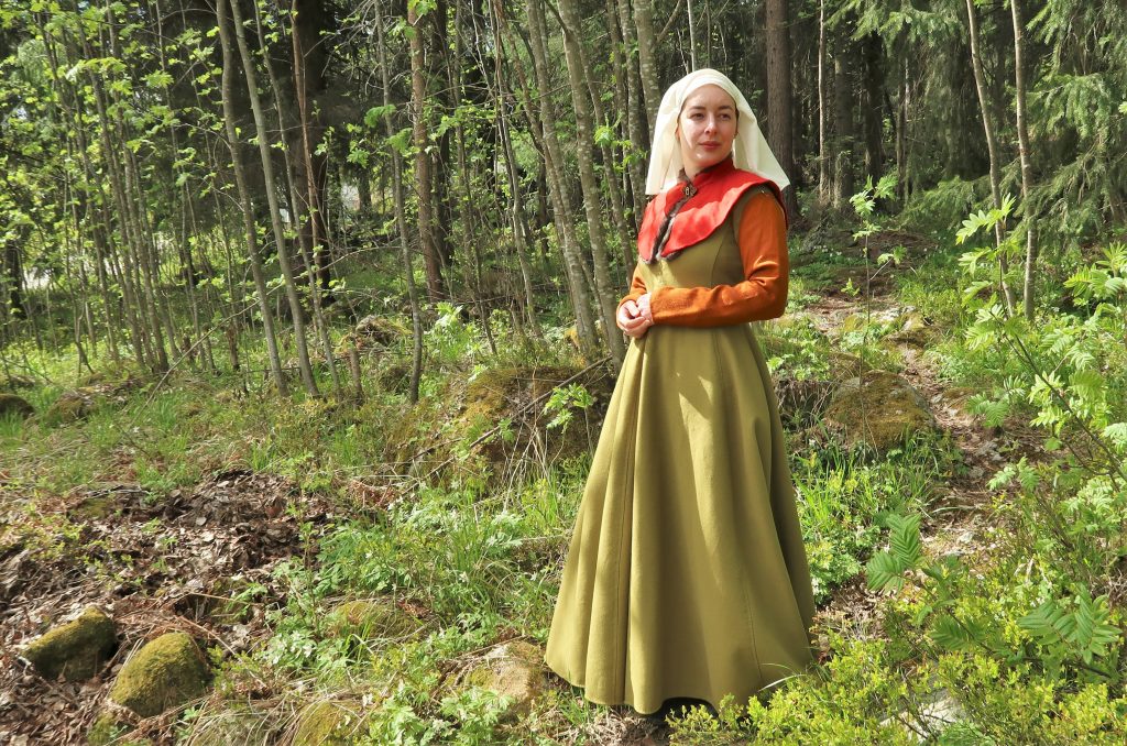 How to put in a gore in a medieval garment | HANDCRAFTED HISTORY